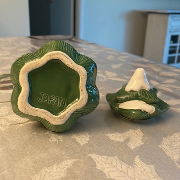 Christmas Sugar and Creamer Fine Ceramic Set. - Picture 10 of 13